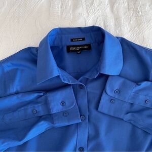 Jones New York women’s small Easy Care no iron Long Sleeve Shirt Blue office